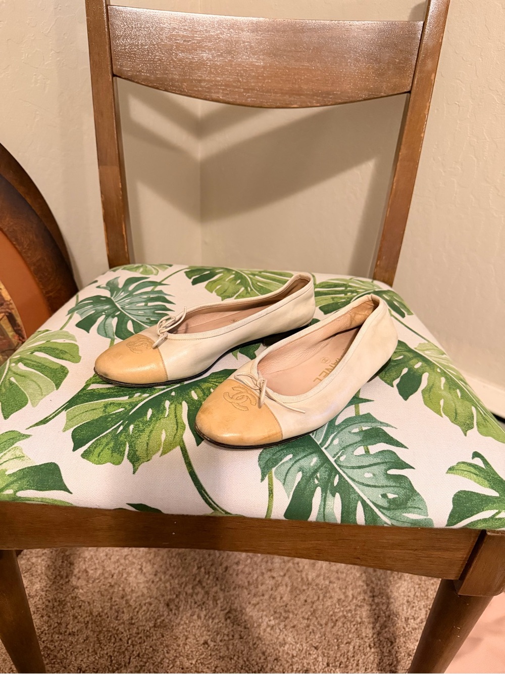 CHANEL Two-Tone Cream and Tan CC Logo Ballet Flats size 35.5 - Picture 2 of 3